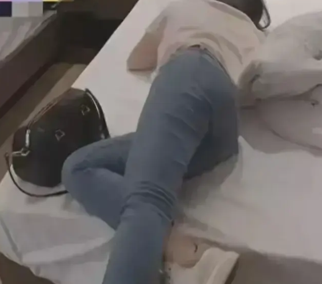 玩大了！49歲小學(xué)校長(zhǎng)出軌女老師，高清照片流出，難怪經(jīng)不起誘惑