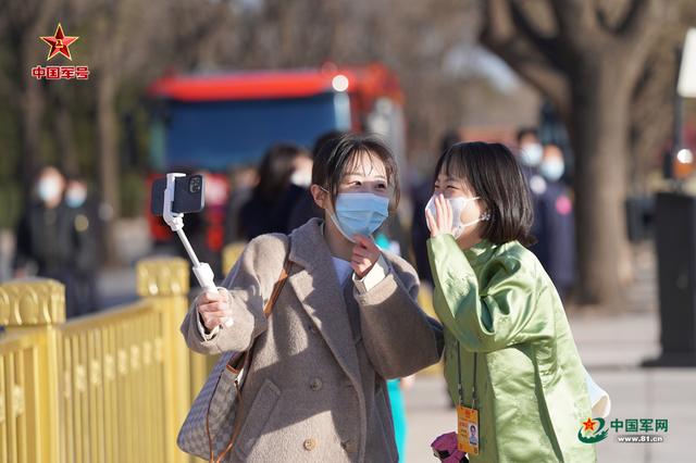 軍媒觀兩會丨高清組圖:兩會“她”風(fēng)采