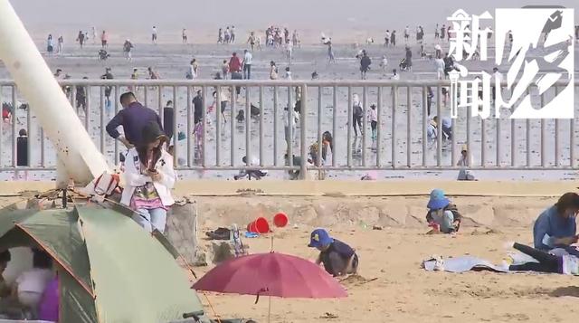 “別親了！”情侶海邊忘情激吻，旁人大聲喊停