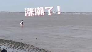 美女赤腳親吻(“別親了”情侶海邊忘情激吻，旁人大聲喊停)