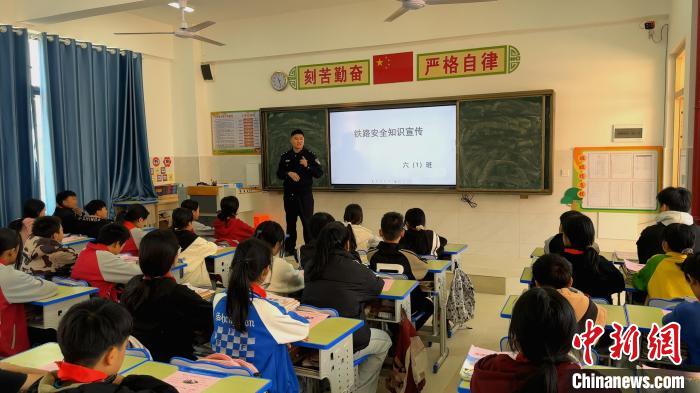 從施工線到校園線 廣西鐵警用心構(gòu)筑平安路