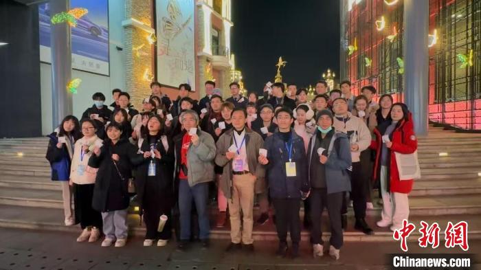 臺灣“大九學(xué)堂”青年學(xué)子觀看《哪吒之魔童鬧?！? />2月13日晚，“大九學(xué)堂”青年學(xué)子在位于北京藍(lán)色港灣的電影院，準(zhǔn)備觀看動(dòng)畫電影《哪吒之魔童鬧?！贰＠畎偌?攝　　李訓(xùn)祎接受中新社采訪時(shí)表示，《哪吒2》在臺灣未映先熱，海報(bào)、預(yù)告片在網(wǎng)絡(luò)上熱傳。此次有機(jī)會在影院觀看這部影片，他感到既激動(dòng)又新奇。</p>
<p>觀影時(shí)，“大九學(xué)堂”青年學(xué)子全神貫注，不時(shí)隨著劇情感慨、歡笑或落淚。步出影院時(shí)，不少青年學(xué)子眼眶仍通紅。</p>
<p>“看到殷夫人在天元鼎內(nèi)被煉化成丹的時(shí)候，真的忍不住要哭?！迸_灣青年柯伊庭說，影片中哪吒遠(yuǎn)行、父母殷切囑托等畫面，都讓她感同身受。</p>
<p>哪個(gè)鏡頭最震撼？臺灣青年林譯宏說，天元鼎內(nèi)，敖丙與哪吒攜手，在東海龍族和海底妖獸的助力下破鼎這一幕，包含眾多燃點(diǎn)、淚點(diǎn)，讓他“感性地哭了兩次”。才走出影院，他便已經(jīng)打起了《哪吒3》的主意，“若有機(jī)會，我一定要進(jìn)電影院再看一次?！?/p>
<p>對于《哪吒2》為何如此火爆，學(xué)生們各抒己見。有人認(rèn)為是哪吒反抗命運(yùn)的精神引起大家共鳴，有人覺得是精彩的劇情和前沿的動(dòng)畫制作技術(shù)讓影片出圈。而臺灣青年潘科伸認(rèn)為，是由于影片“借神仙之事，講凡人感情”。</p>
<p>潘科伸表示，哪吒作為能夠引起兩岸共鳴的文化IP，源自中華傳統(tǒng)文化。哪吒和敖丙能攜手打破命運(yùn)桎梏，兩岸青年也是如此，“我們要秉持?jǐn)y手共進(jìn)的心態(tài)?！?/p>
<p>返程車上，大家對于《哪吒2》的討論仍未停止。臺灣青年羅晨之說，“希望能和我的臺灣朋友們一起進(jìn)電影院，再看一遍。”(完)</p>
					</article>
					<div   id=