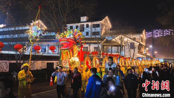 浙江杭州：正月十七化燈祈福