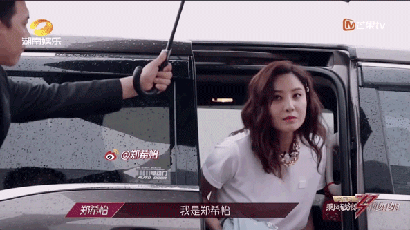 38歲李小璐抖胸視頻曝光，逼瘋粉絲：賈乃亮還是沒等到那一天