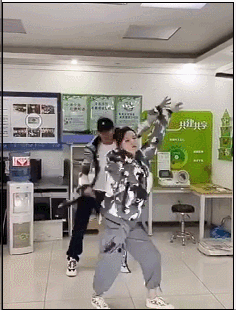 38歲李小璐抖胸視頻曝光，逼瘋粉絲：賈乃亮還是沒等到那一天