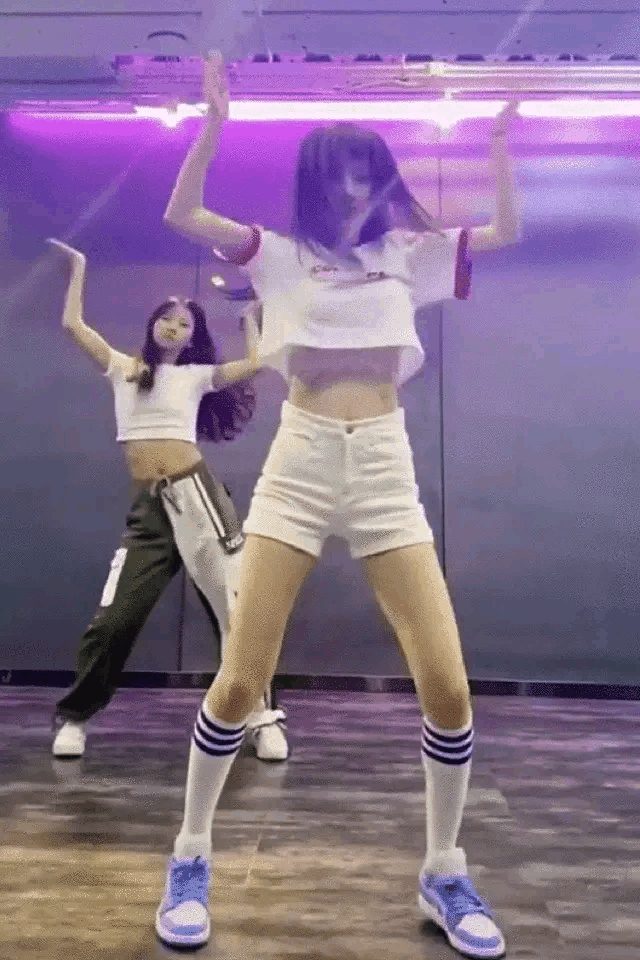 38歲李小璐抖胸視頻曝光，逼瘋粉絲：賈乃亮還是沒等到那一天